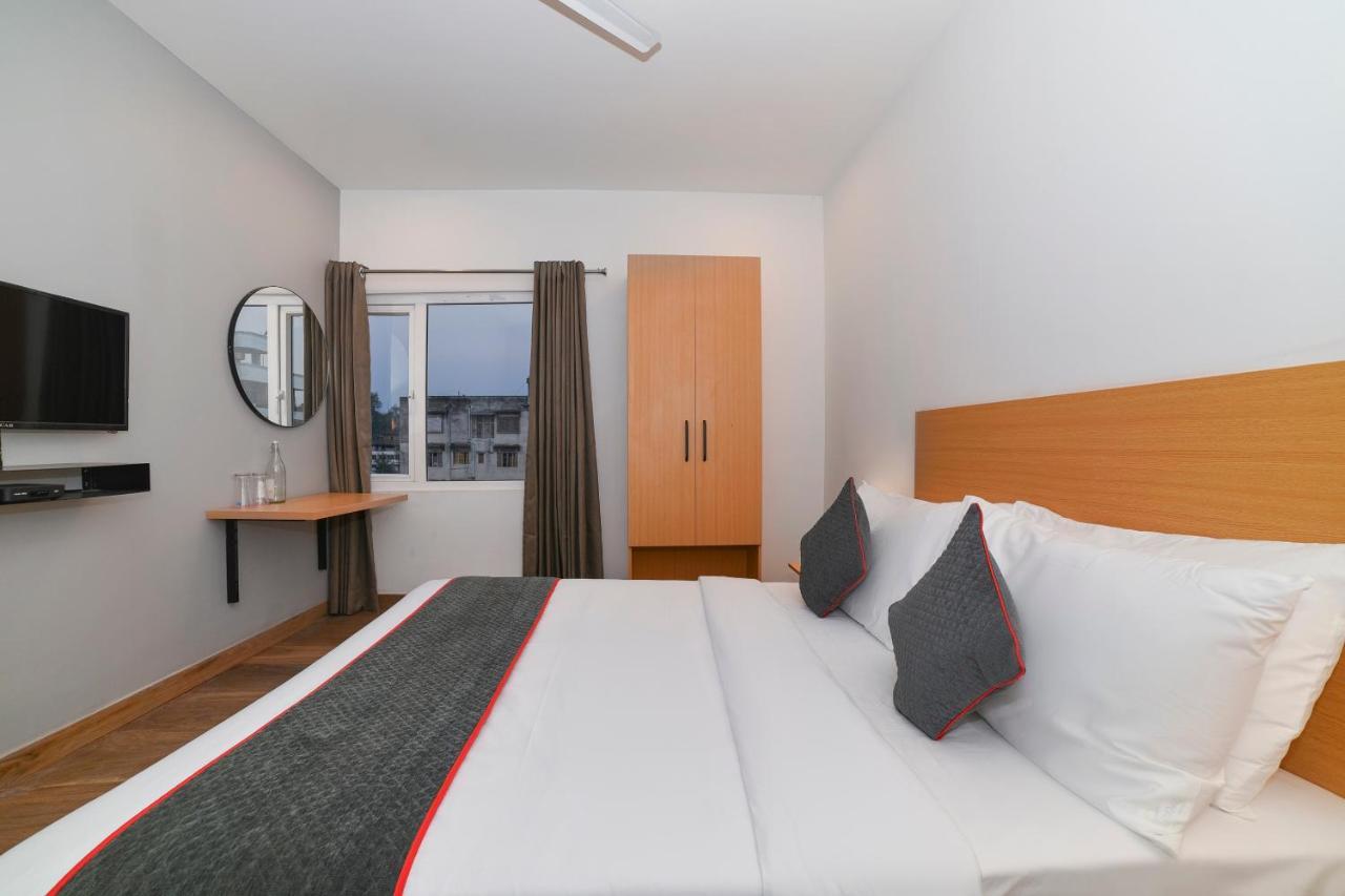 Vaccinated Staff- Oyo Townhouse 384 Nk Hotels Dispur 외부 사진